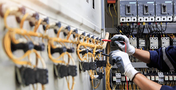 Professional Electrician technician working in Hampton, IL